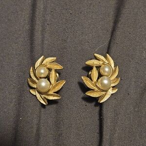 Vintage Signed Avon Textured GoldTone Leaf Faux Pearls Clip On Earrings